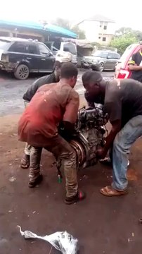 Il porte un moteur de voiture sur la tête... nuque solide