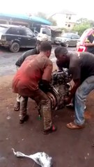 Il porte un moteur de voiture sur la tête... nuque solide