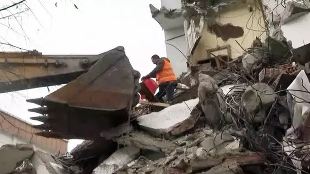 Avcılar’da bina yıkımında bayrak hassasiyeti: Çalışmayı durdurup bayrağı aldılar