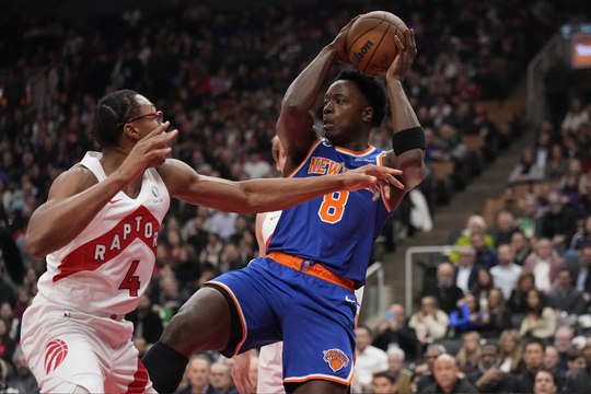 Knicks edge Raptors in Toronto thriller