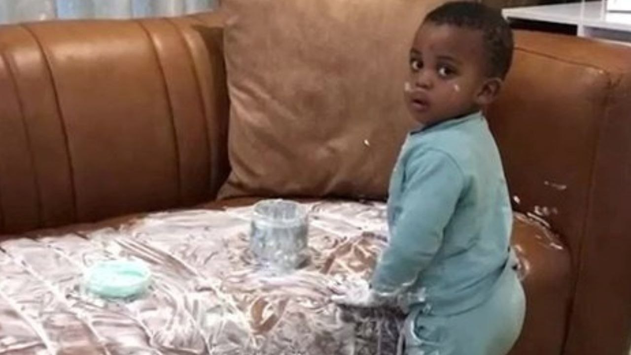 Mutter geht ins Wohnzimmer – und findet Sohn, der das ganze Sofa mit HAUTCREME eingeschmiert hat