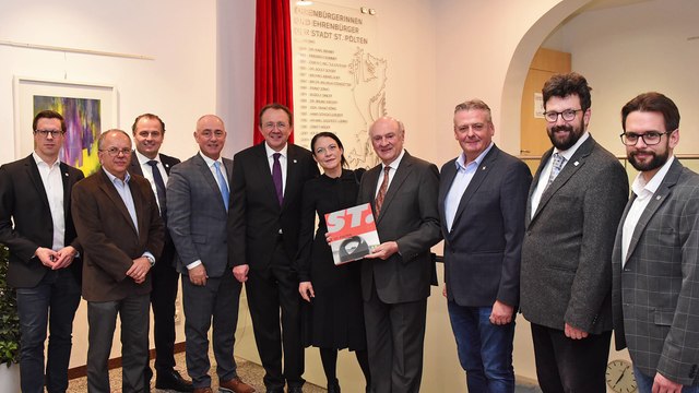 St Pölten Ehrentafel für EhrenbürgerInnen im Rathaus enthüllt