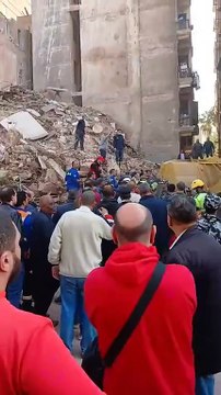 لحظة إستخراج جثة جديدة من أسفل أنقاض عقار الوايلي المنهار