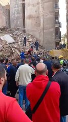 لحظة إستخراج جثة جديدة من أسفل أنقاض "عقار الوايلي" المنهار