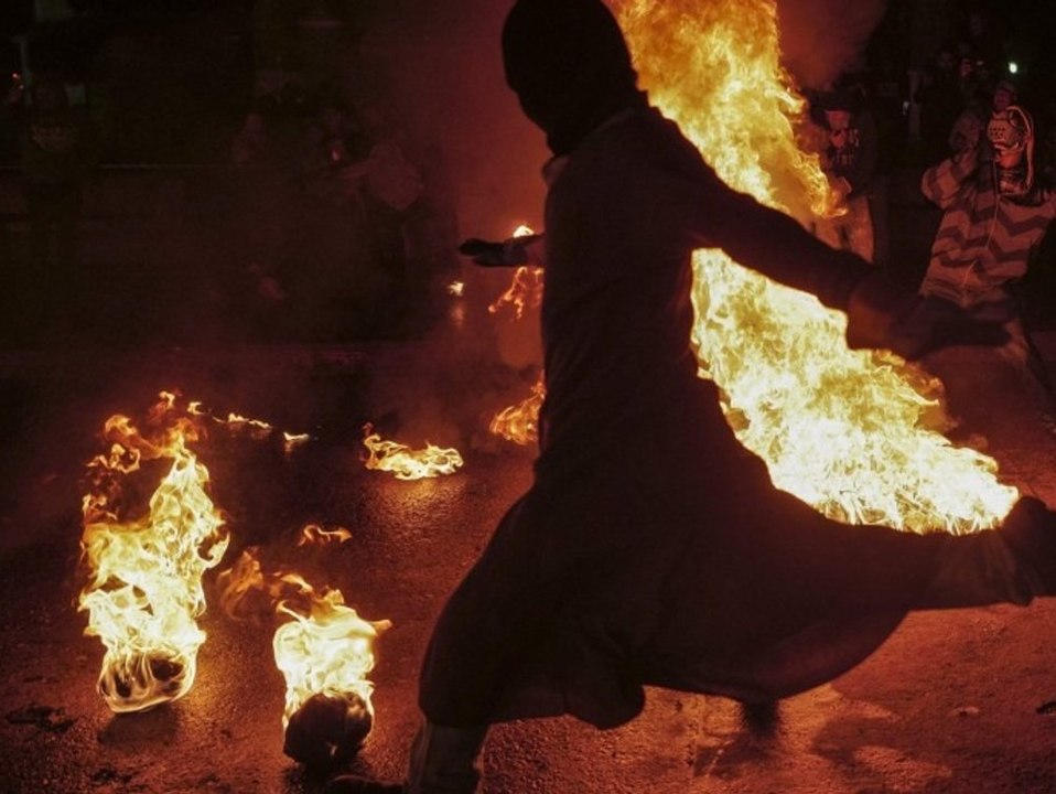 Kuriose Tradition: Menschen bewerfen sich mit Feuerbällen
