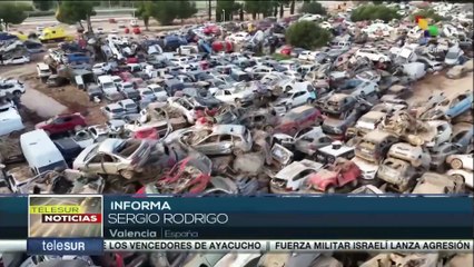 Cientos de voluntarios trabajan para retirar vehículos amontonados a causa de la Dana