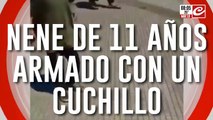 Tremendo video muestra a nene de once años amenazando a todos con un cuchillo