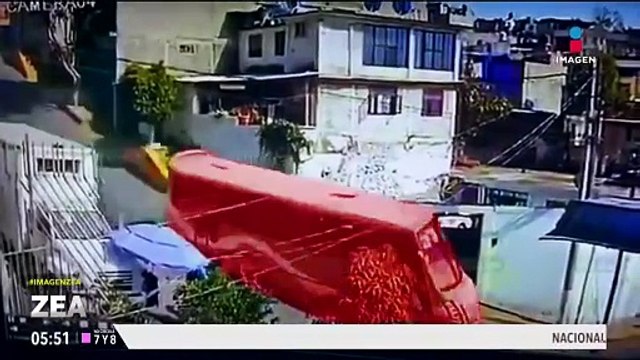 Volcadura de camión de pasajeros deja al menos 20 lesionados en Tlalnepantla