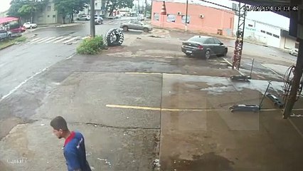 Motociclista tentou ultrapassagem pela direita no momento do acidente