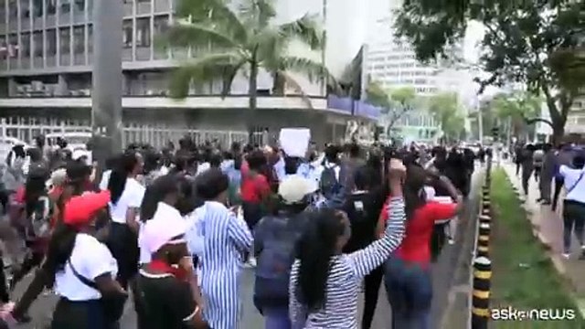Kenya, la polizia lancia lacrimogeni alla marcia contro i femminicidi