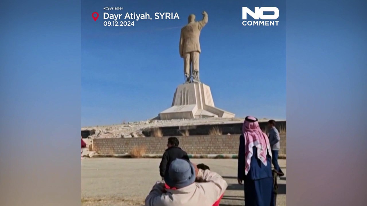 Syrians topple Hafez al-Assad statue in Dayr Atiyah - video Dailymotion
