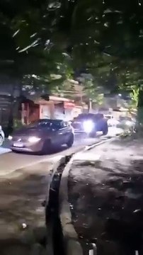 Mulher fica pendurada no carro do marido após flagrar traição e vídeo viraliza