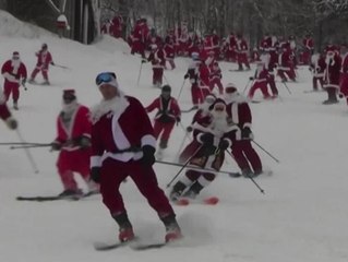 Hunderte Weihnachtsmänner rasen Skipiste für guten Zweck runter