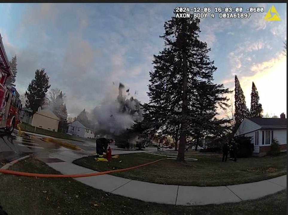 Video shows moments garbage truck explodes in Illinois town