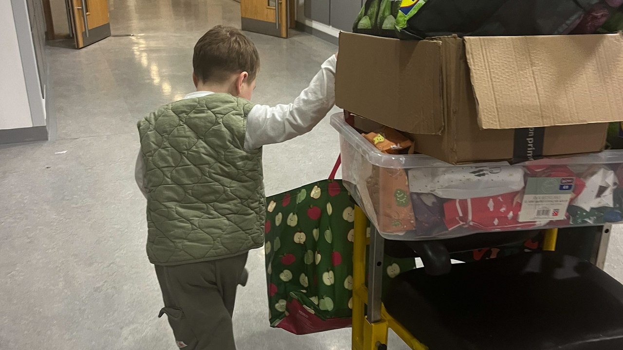4-jähriger Junge mit Leukämie kehrt ins Krankenhaus zurück, um kranken Kindern Weihnachtsgeschenke zu bringen