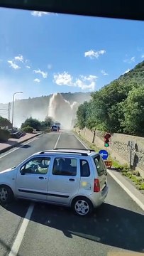Danno alla condotta del Fiumefreddo: si alza un geyser sulla SS 114 di Messina