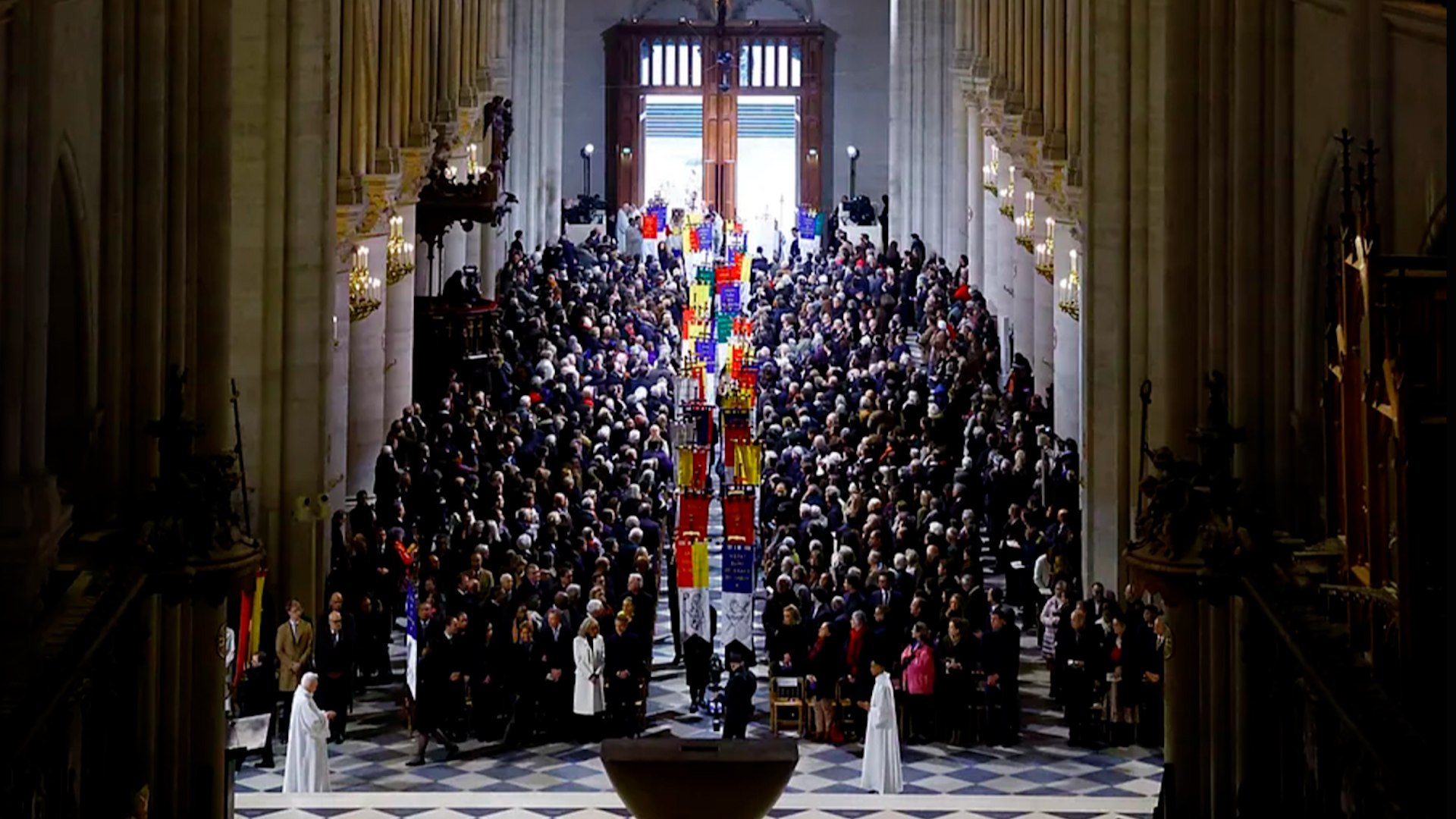 El Gobierno quiere quitar hierro al episodio de la ausencia de representaci�n institucional espa�ola en el acto celebrado en Par�s, hasta el punto de que la ministra portavoz, Pilar Alegr�a lo ha llegado a calificar este martes de "pol�mica artificial".

Insiste el Gobierno, para intentar zanjar la pol�mica, en que las invitaciones a la ceremonia eran "nominales e intrasferibles", en palabras de la ministra Alegr�a.

En su comparecencia de este martes tras el Consejo de Ministros ha dicho que "se entienden y se comprenden" las "cuestiones de agenda" como excusa para no acudir a Par�s.