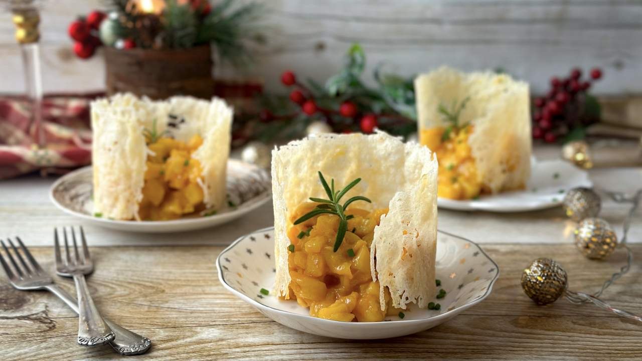 Tortilla de patatas y cebolla en crujiente de parmesano - Cocina Fácil