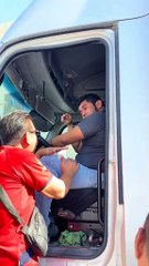 camionero llora desconsoladamente al chocar con cables
