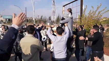 Tras años de tormento, la emoción de los presos liberados de la cárcel "matadero" de Siria