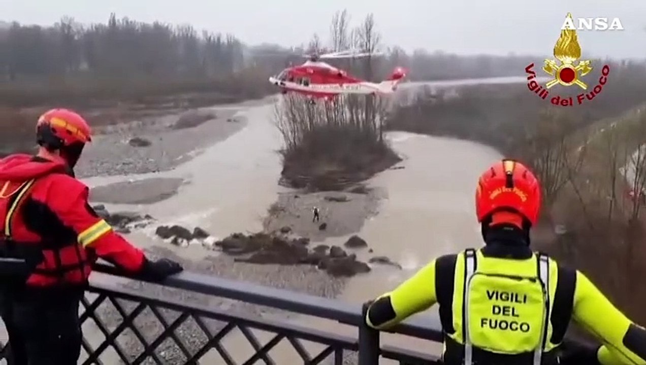 Vuole scattarsi un?selfie, resta bloccata sul fiume: salvata