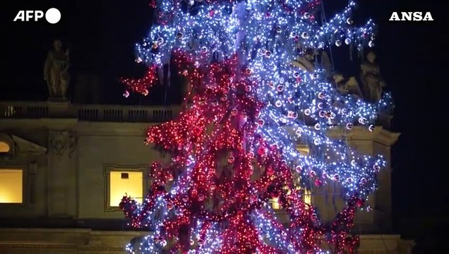 Vaticano, accesi albero di Natale e presepe in Piazza San Pietro