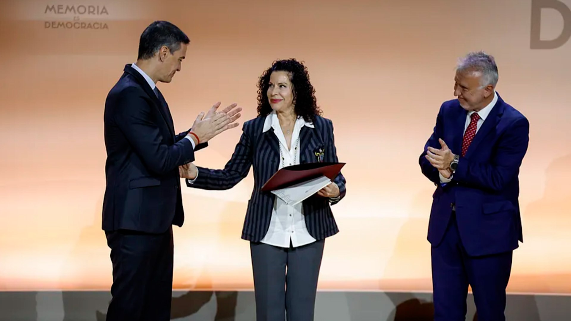 l presidente del Gobierno, Pedro S�nchez, ha anunciado que en el a�o 2025 se celebrar�n un centenar de actos bajo el lema "Espa�a en libertad" en el 50 aniversario de la muerte del dictador Francisco Franco.
En un acto en el que ha entegado certificados de reparaci�n a 21 personas como v�ctimas de la dictadura franquista y en el que ha participado buena parte de su Gobierno, ha se�alado tambi�n que se crear� una Alto Comisionado y un comit� cient�fico de expertos para articular estos actos y colaborar con todas las administraciones en la celebraci�n de los mismos.
S�nchez ha explicado que estas actividades tienen como objetivo poner en valor la gran transformaci�n que ha experimentado Espa�a en este medio siglo de democracia y rendir homenaje a todas las persoans y "colectivos" que lo hicieron posible. Para ese fin se llevar�n a cabo m�s de un centenar de "actividades culturales, eventos de diversa �ndole, en escuelas, calles, y museos" a partir del 8 de enero.
Adem�s, el jefe del Ejecutivo ha celebrado los efectos que est� teniendo la Ley de Memoria Democr�tica desde su aprobaci�n hace dos a�os como, por ejemplo, que se avanza "con paso firme" en la disoluci�n de la Fundaci�n Francisco Franco. "Porque evidentemente, en una democracia como la nuestra no hay tirano cuya obra merezca ser ensalzada", ha apuntado.