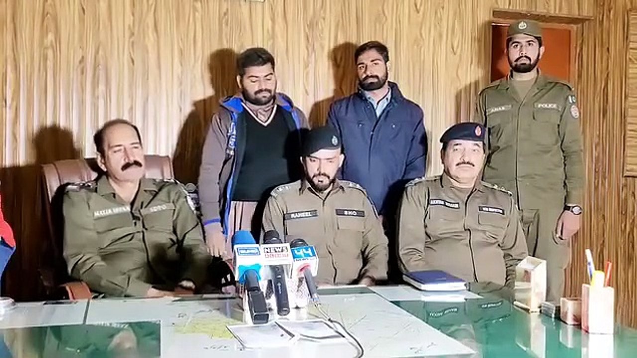 گلیانہ کے بھروٹ جنگل میں ق تل ھونے والے گاوں کریم داد کے طارق گجر کا اندھا ق تل ٹریس  مرکزی ملزم ساتھی سمیت گرفتار  ملزم نے طارق گجر کو کیوں موت کے گھاٹ اتارا ڈی ایس پی کھاریاں ملک عرفان صفدر کی پریس کانفرنس