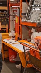 Ce garçon offre un bouquet de fleurs à la travailleuse qui lui a appris à bricoler