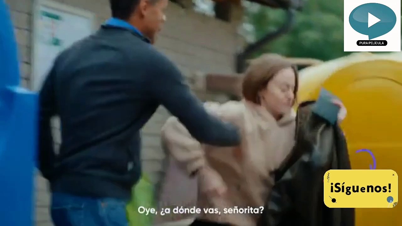 Hombre salva a una mujer en el basurero drama en latino