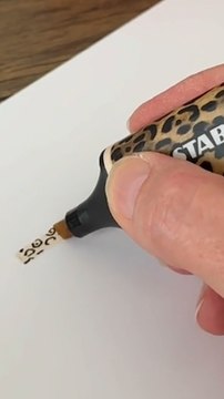 Ils cherchent désespérément ce surligneur léopard ( qui n'existe pas )