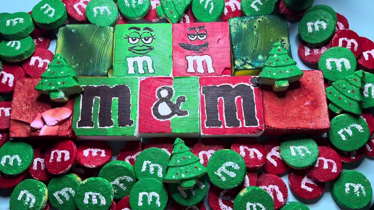 ASMR___Christmas___M_M_s___Theme___Dyed___Satisfying_#dyedchalk_#mms_#art_#asmr_#themes_#gymchalk(1080p)