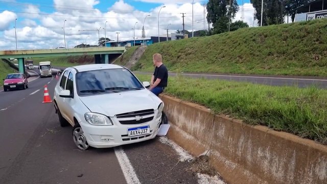 Rodovia fica parcialmente interditada após Prisma rodar e bater na mureta na BR-467