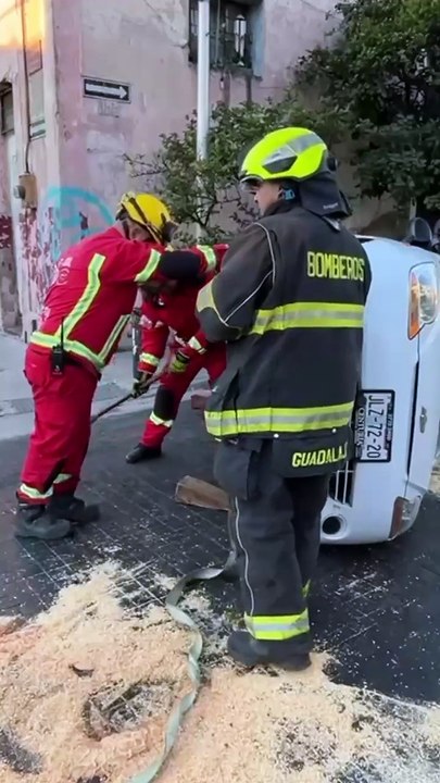 Luego de pasarse el semáforo se registró un fuerte accidente en la Zona Centro de Guadalajara
