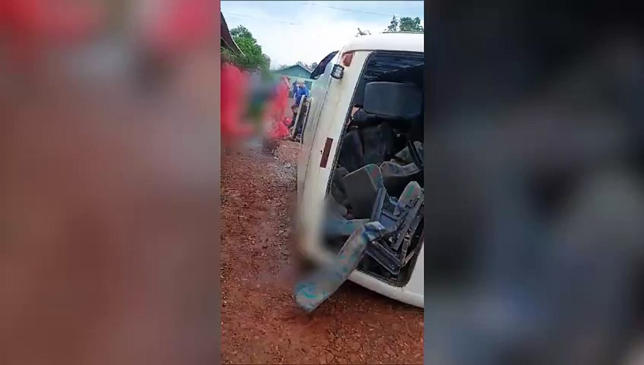 Micro-ônibus tomba e 15 trabalhadores ficam feridos; um deles teve ferimentos mais graves