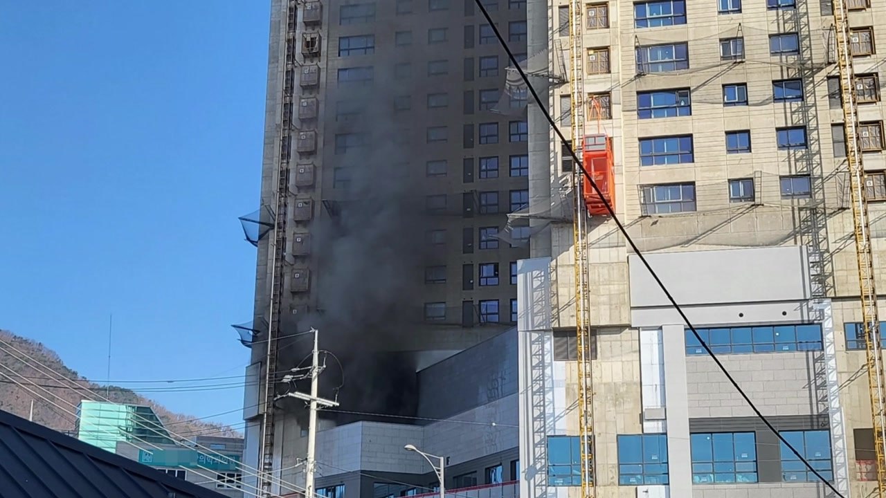 경기 남양주 신축 아파트 공사장 화재...인명피해 없어 / YTN