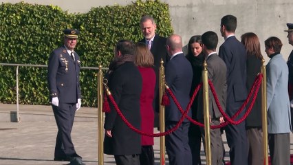 La Reina Letizia elige un estilismo abrigado y sofisticado para su viaje a Italia