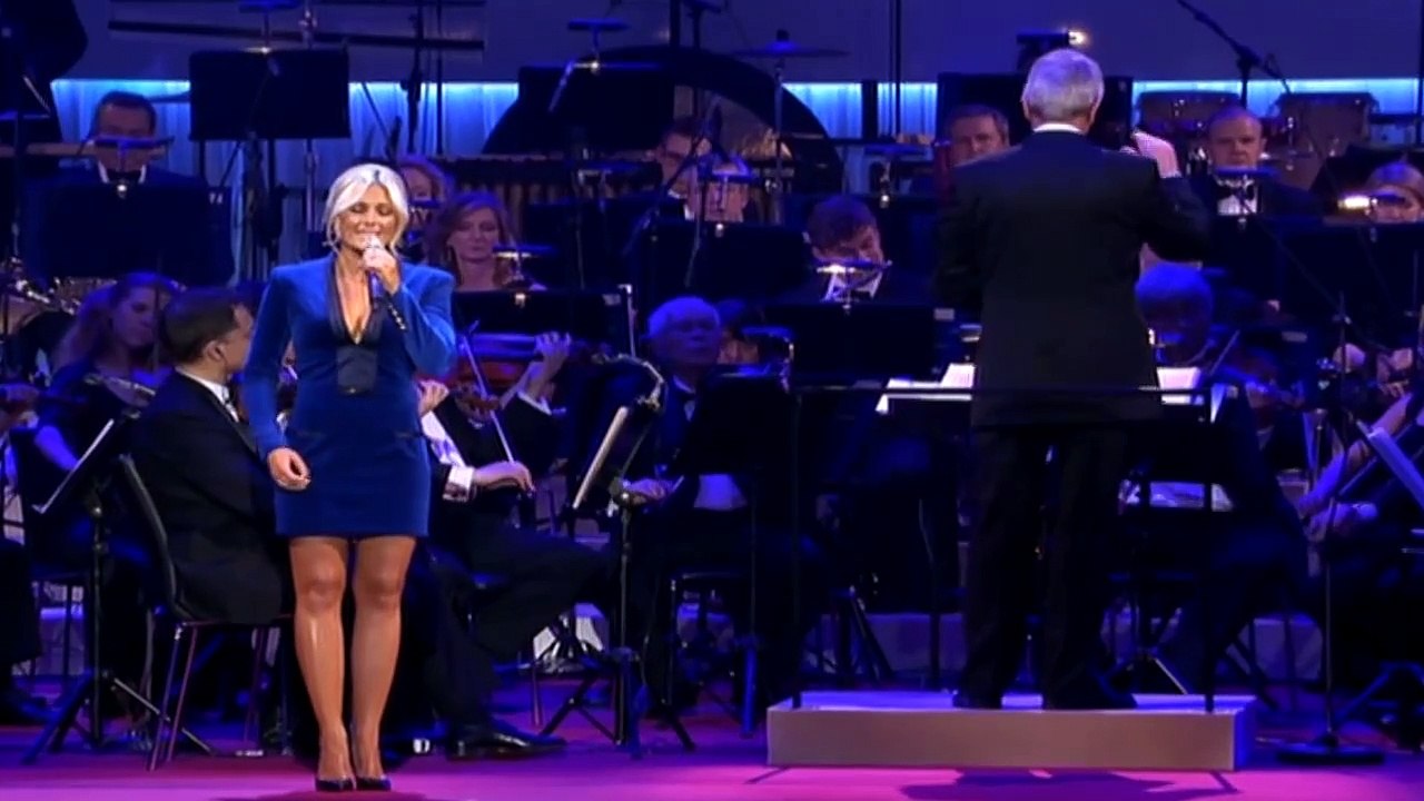 HELENE FISCHER — Leise rieselt der Schnee | Helene Fischer: Weihnachten - Live aus der Hofburg Wien (mit dem Royal Philharmonic Orchestra) – (2015)