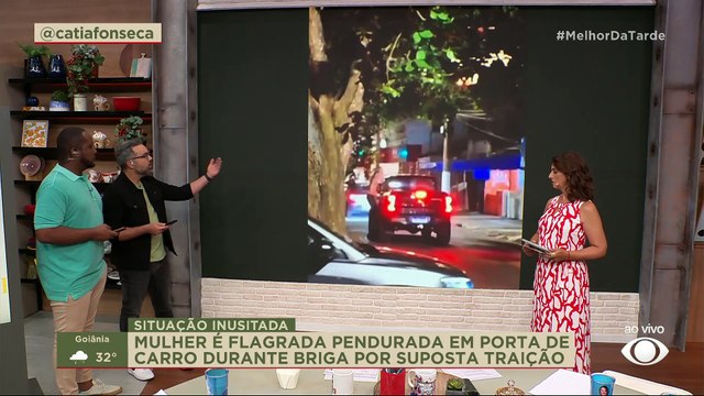 SITUAÇÃO INUSITADA! Mulher é flagrada pendurada em porta de carro durante briga por suposta traição| Melhor da Tarde