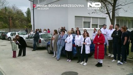 NO COMMENT: Papá Noel escalador para los niños enfermos en Bosnia-Herzegovina