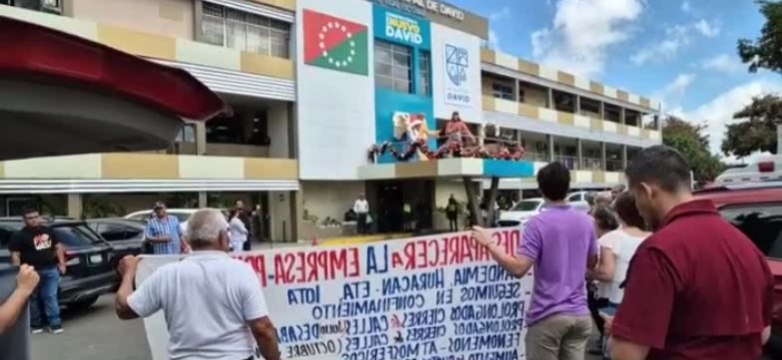Marcha de comerciantes en contra de alza de impuestos en David