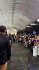 Jovem carrega botijão de gás em formatura para homenagear o pai e viraliza