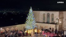 Si e' acceso il Natale di Assisi, illuminata la Basilica di San Francesco