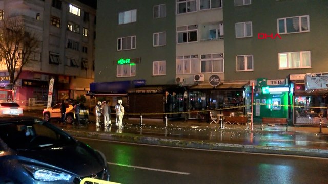 Maltepe'de 4 katlı binanın çatısında çökme; binanın girişindeki dükkanlar zarar gördü
