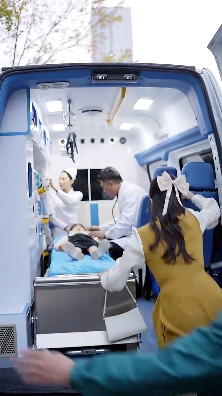 Daughter Critically Injured! Mother Fiercely Confronts the Vixen and Heartless Husband