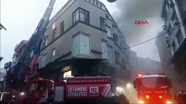 Fatih'te ayakkabı dükkanında yangın: Bitişikteki binalara da sıçradı