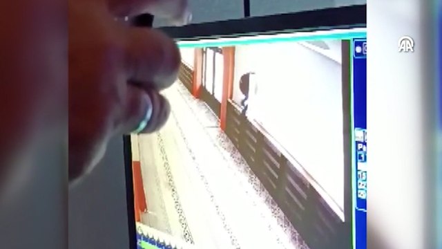 Camide mahsur kalan hırsızlık şüphelisi pencereden atlayıp kaçtı