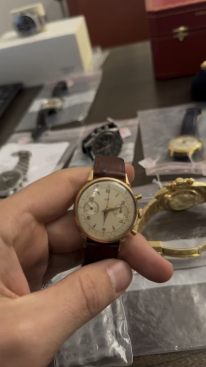 À la fois LIP et Breitling pour la montre de jeune homme de notre hôte du jour pour cette magnifique vidéo