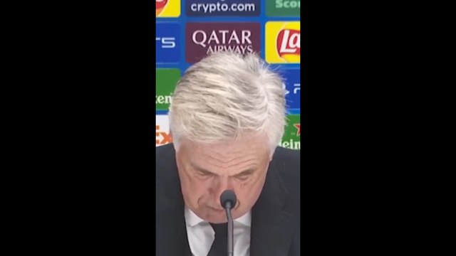 El simpático momento en el que le suena el móvil a Ancelotti en plena rueda de prensa