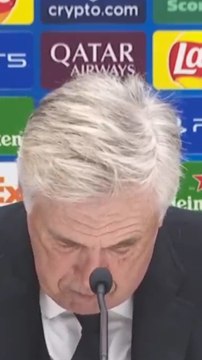 El simpático momento en el que le suena el móvil a Ancelotti en plena rueda de prensa